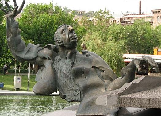 Памятник Арно Бабаджаняну _ Ереван