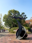 Памятник зайцу при входе в парк г. Фукуока, о.Кюсю, Япония