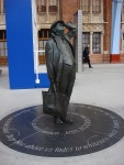 На вокзале Сент-Панкрас в Лондоне_ Памятник поэту Джону Бетжемену