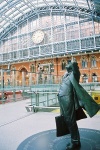На вокзале Сент-Панкрас в Лондоне_ Памятник поэту Джону Бетжемену (другой ракурс)