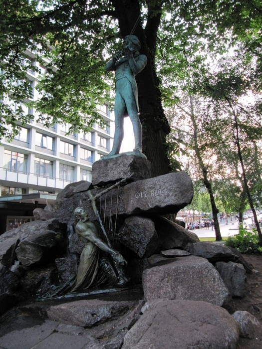 Норвегия, г. Берген_ Скульптура Оле Борнемеанна Булла