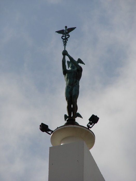 Норвегия, г. Берген. Торгальменнинген (главная улица Бергена). Верхний фрагмент стелы.