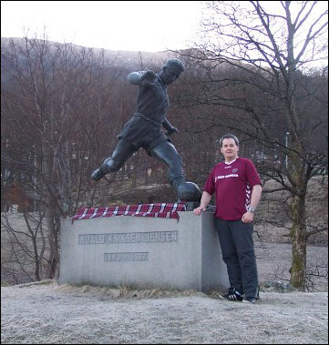 Берген. Стадион "Бранн". Памятник легендарному норвежскому футболисту Роалду "Книксену" Йенсену (1943-1987).