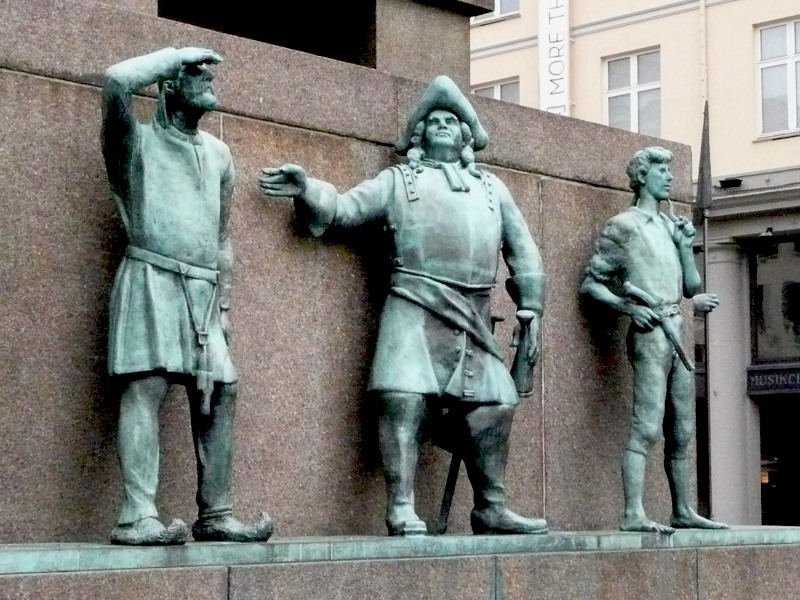 Норвегия, г. Берген _ Монумент работы Дире Ваа, посвященный всем, кто веками работал в море _Фрагмент