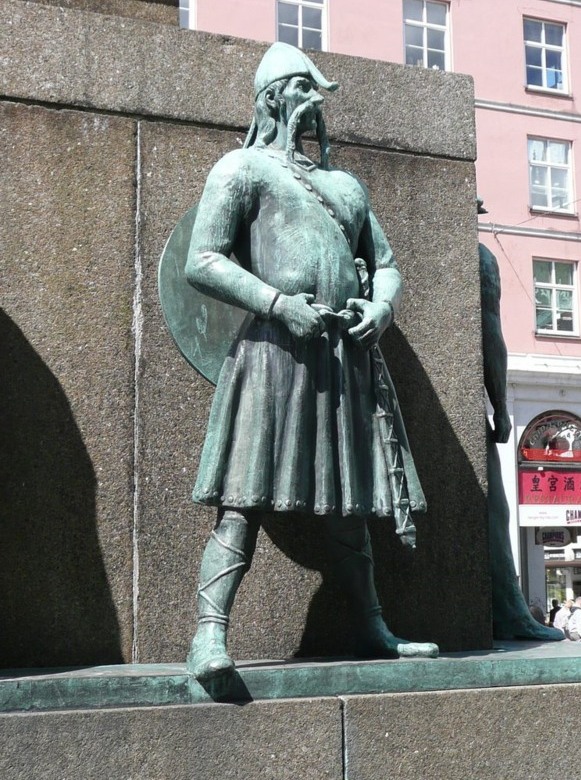 Норвегия, г. Берген _ Монумент работы Дире Ваа, посвященный всем, кто веками работал в море _Фрагмент