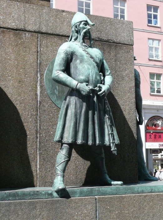 Норвегия, г. Берген _ Монумент работы Дире Ваа, посвященный всем, кто веками работал в море _Фрагмент