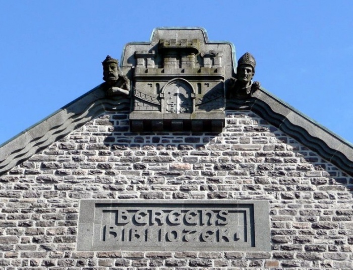 Фронтон библиотеки в Бергене, Норвегия