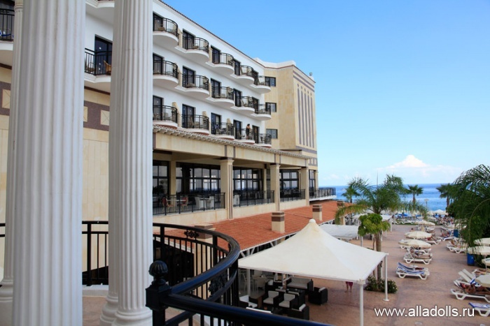 Вид с портика на часть отеля, внутренную территорию отеля и море