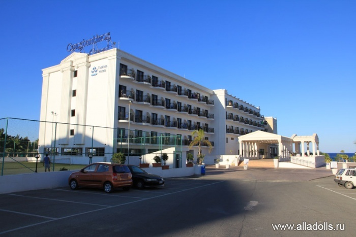 Общий вид здания отеля Constantinos The Great Beach