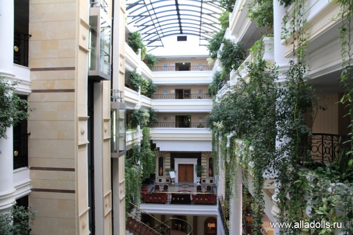 "Серединка" внутреннего пространства здания отеля