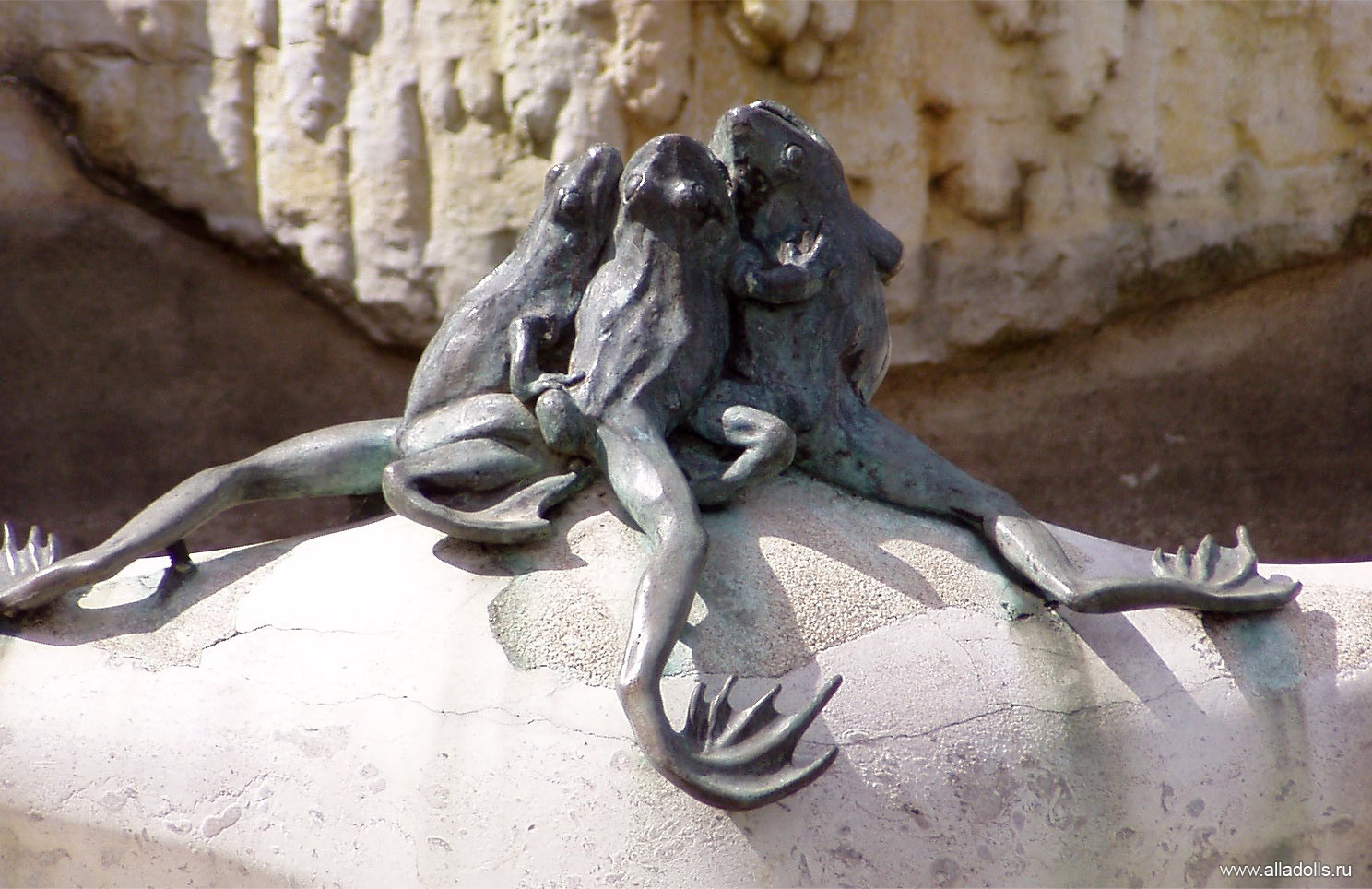 лягушка памятник токио