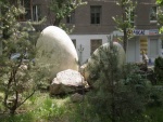 Скульптура Яйца _на углу проспекта Ленина и улицы Культуры