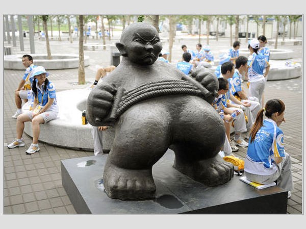 Пекин_ Скульптура установлена к олимпиаде 2008
