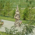 Одна из скульптур у аэропорта Астаны