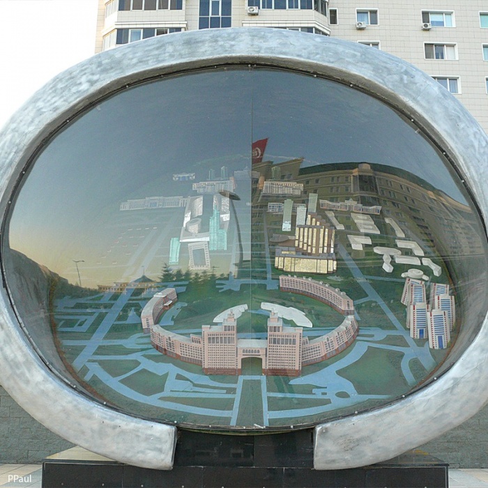 Астана _ Скульптура на Водно-Зеленом бульваре (Бульваре Нуржол)  (другой ракурс)