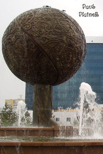 Астана, Казахстан. Скульптура фонтана  Дерево у здания Министерства финансов