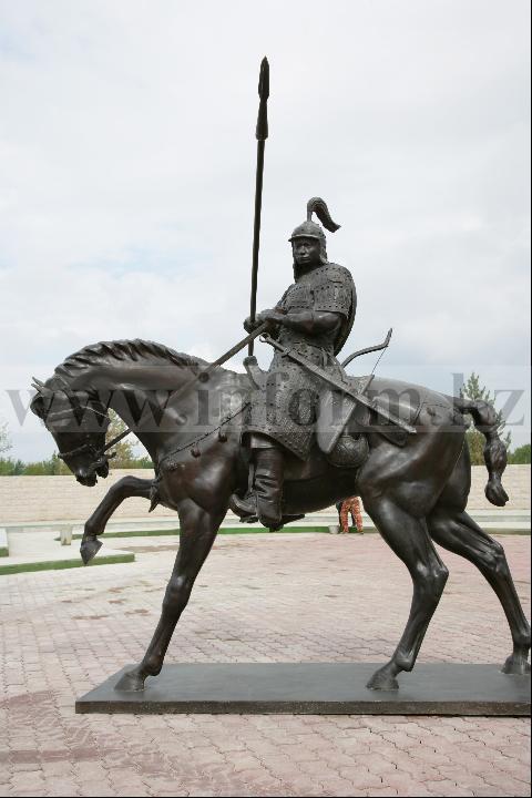 Астана _ Скульптуры в парке Арай