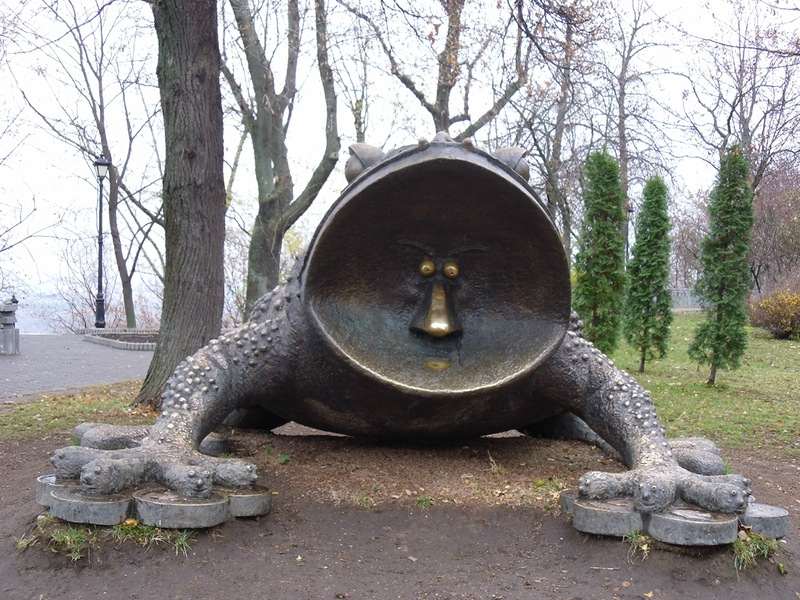 Киев _ Скульптура. Жаба (другой ракурс)