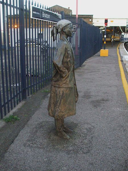 Лондон _ Скульптура девушки на станции Brixton