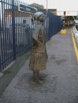 Лондон _ Скульптура девушки на станции Brixton