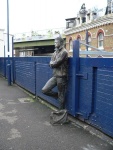 Лондон _ Скульптура юноши на станции Brixton