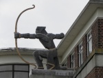 Лондон _ Скульптура "Лучник" возле станции метро East Finchley