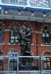 Лондон _ Скульптура  на вокзале Сен-Панкрас
