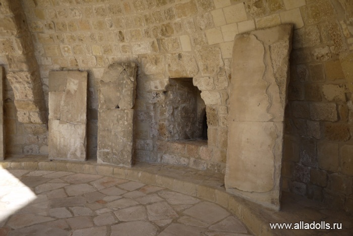 Надгробные плиты в полукруглой апсиде_ фрагмент