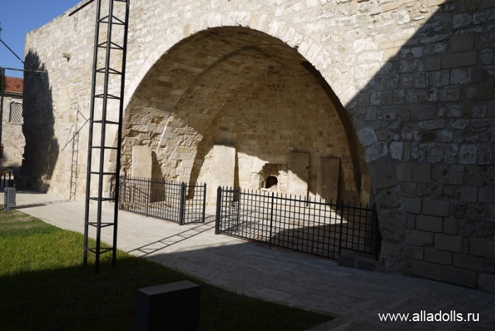 Полукруглая апсида с надгробными плитами