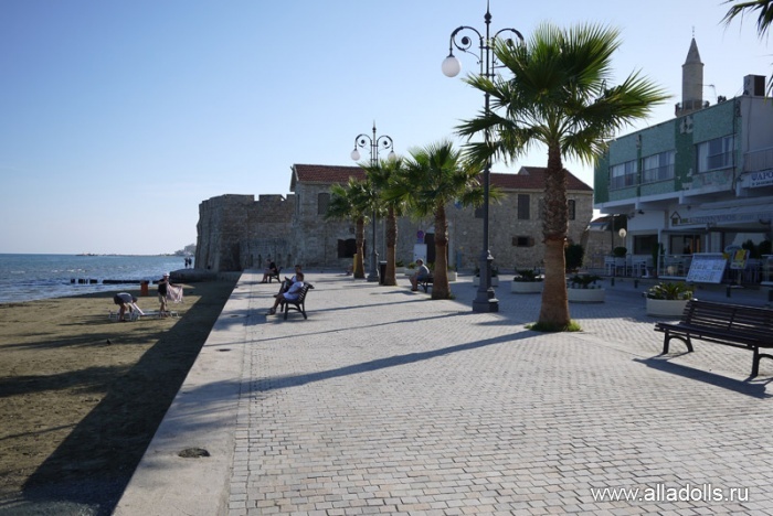 Набережная Финикудес. В далеке - форт