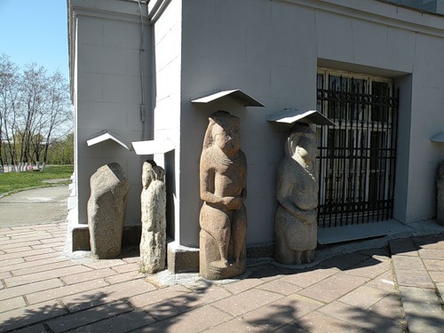 Территория Национального музея истории Украины. Каменные бабы