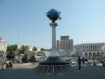 Киев. Колонна возле Главпочтамта (точка отсчета расстояний по Украине). Глобус (1996)