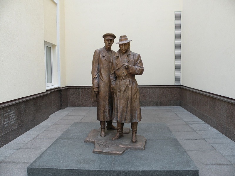 Киев, Украина _ Памятник Жеглову и Шарапову