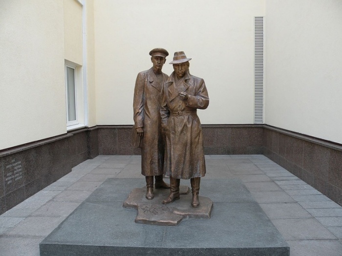 Киев, Украина _ Памятник Жеглову и Шарапову