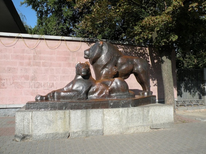 Киев, Украина. Скульптуры львов возле киевского зоопарка
