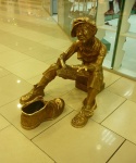 скульптура внутри торгового центра "Гринвич"_Чистильщик обуви