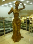 Скульптура внутри торгового центра "Гринвич" _ «Мадемуазель»