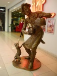 Скульптура внутри торгового центра "Гринвич"_ Повар и кот