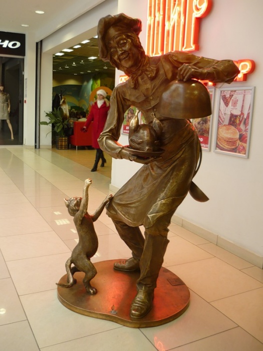 Скульптура внутри торгового центра "Гринвич"_ Повар и кот