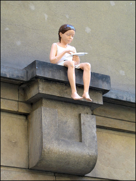 Прага. Клементинум. Выставка современной городской скульптуры. Девочка с бумажным самолётиком ( ласточкой, журавликом?).