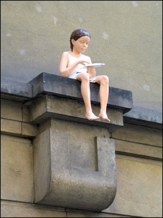 Прага. Клементинум. Выставка современной городской скульптуры. Девочка с бумажным самолётиком ( ласточкой, журавликом?).