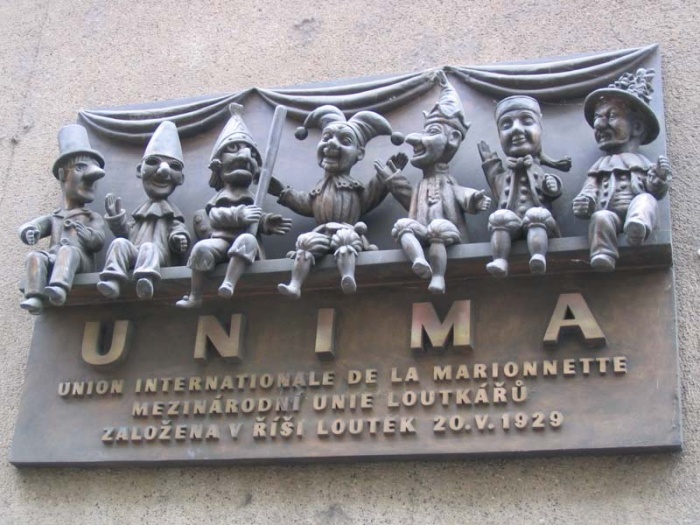 На здании театра марионеток