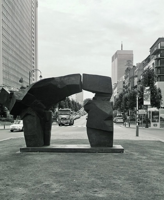 Скульптура в Брюсселе в районе Rogier