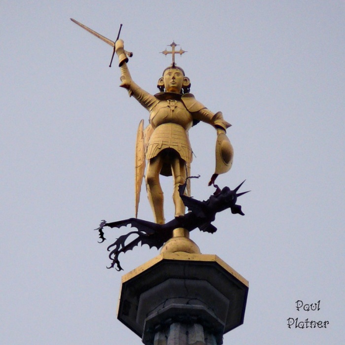 Брюссель, Бельгия _Флюгер - " Святой Михаил" на  башне Ратуши