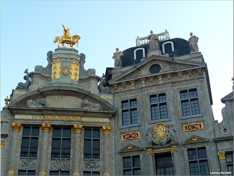 Брюссель, Бельгия _Конная статуя Карла Лотарингского венчает  на "Доме пивоваров"