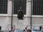 Брюссель, Бельгия _Памятник Кардиналу Мерсье перед собором Сен Мишель