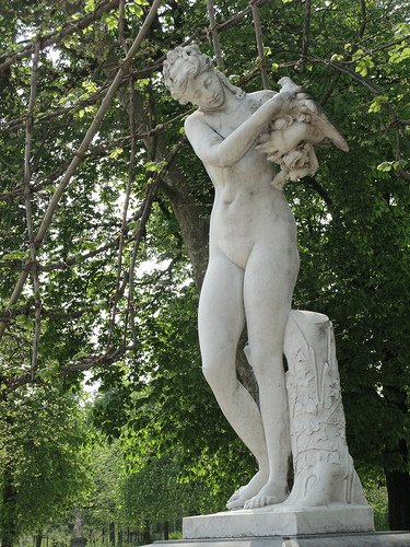 Венера с голубями.