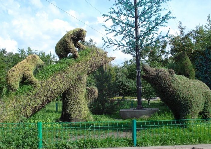 Красноярск, проспект Металлургов _ "Зеленая" скульптура "Мишки в лесу"