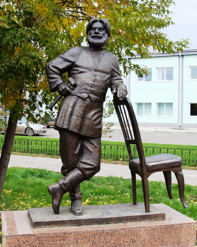 Красноярск _ Скульптура "МАСТЕР МЕБЕЛЕВ"