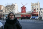 На фоне «Мулен Руж» - знаменитого  кабаре в Париже.